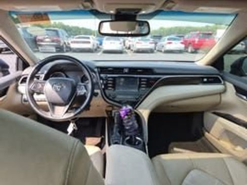 Used 2018 Toyota Camry XLE FWD image 4