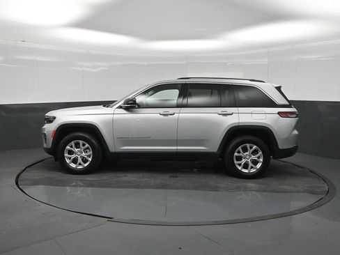 Used 2023 Jeep Grand Cherokee Limited w/ Trailer Tow Prep Group (B) AWD/4WD image 4