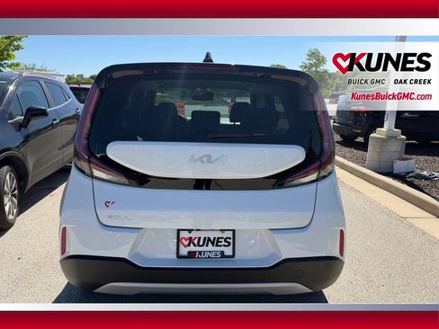 Used 2025 Kia Soul LX w/ LX Technology Package FWD image 5