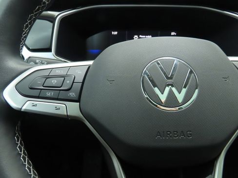 Certified 2025 Volkswagen Taos SE w/ Panoramic Sunroof Package image 11