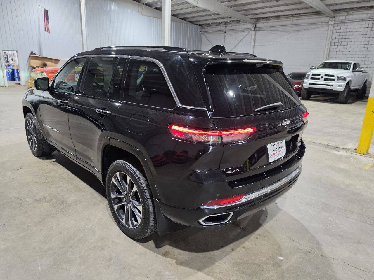 Used 2022 Jeep Grand Cherokee Overland w/ Adv Protech Group III AWD/4WD image 8