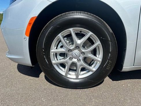 New 2026 Chrysler Pacifica Select FWD image 8