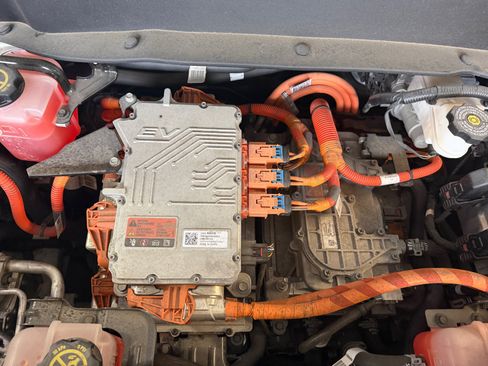 Used 2022 Chevrolet Bolt EUV LT w/ Comfort Package FWD image 22