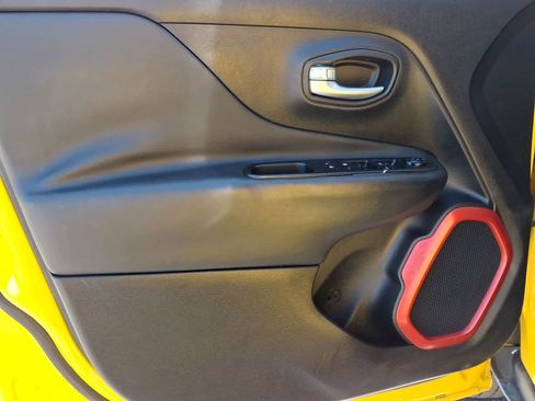 Used 2015 Jeep Renegade Trailhawk image 25