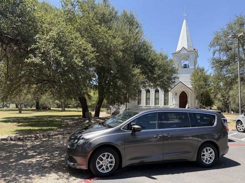 Used 2017 Chrysler Pacifica Touring FWD image 1