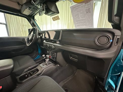 Used 2024 Jeep Wrangler Rubicon w/ Technology Group image 17