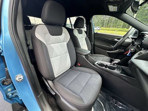 Certified 2025 Chevrolet Trax RS FWD image 24
