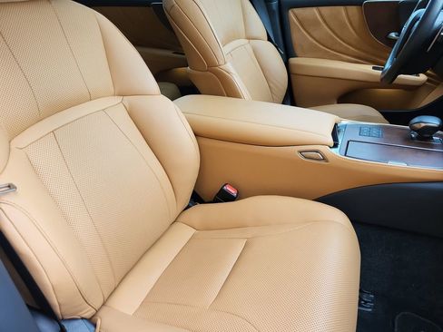 Used 2023 Lexus LS 500 w/ Accessory Package (Z2) image 13