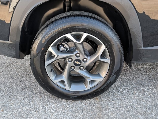 Certified 2025 Chevrolet Trax LT FWD image 3