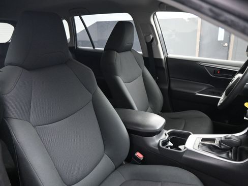 Used 2019 Toyota RAV4 LE image 21