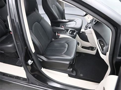 Used 2019 Chrysler Pacifica Touring-L image 19
