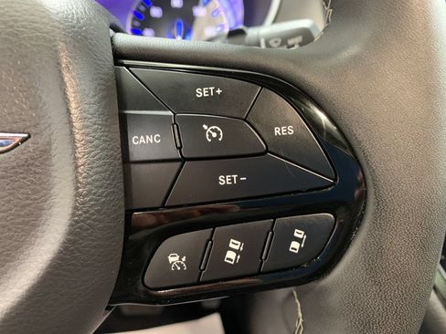 Used 2025 Chrysler Pacifica Limited FWD image 27