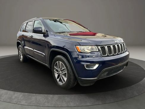 Used 2018 Jeep Grand Cherokee Laredo RWD image 3