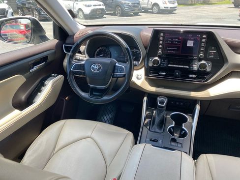 Used 2020 Toyota Highlander XLE FWD image 16