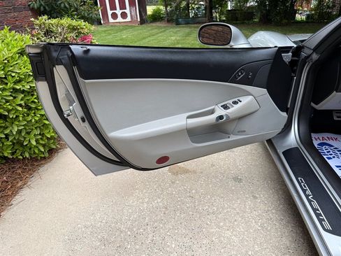 Used 2006 Chevrolet Corvette Convertible w/ Preferred Equipment Group RWD image 44