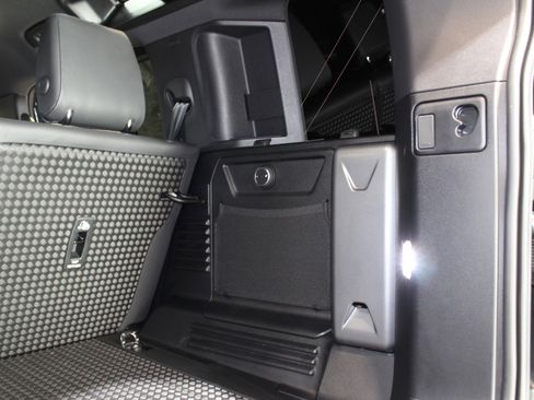 Used 2024 Land Rover Defender 110 X-Dynamic SE image 82