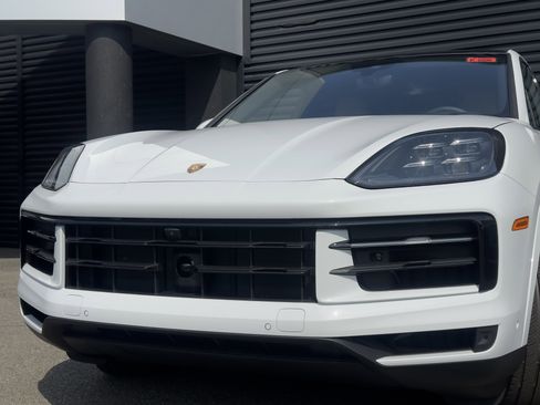 Certified 2025 Porsche Cayenne Coupe AWD/4WD image 15