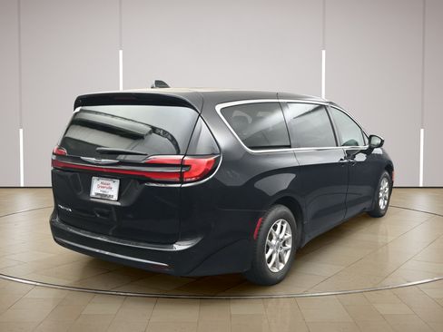 Used 2023 Chrysler Pacifica Touring-L FWD image 7