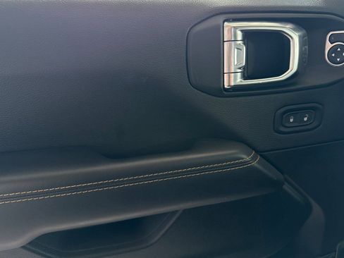 Used 2025 Jeep Wrangler Unlimited Sahara image 12