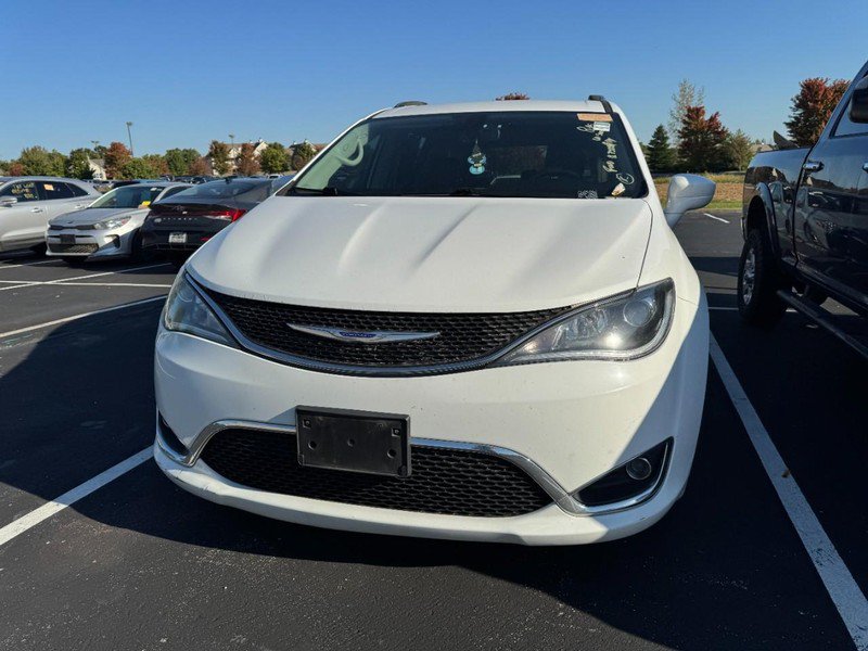 Used 2020 Chrysler Pacifica Touring-L FWD image 2