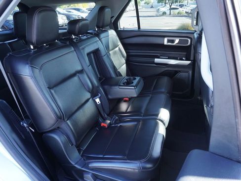 Used 2022 Ford Explorer XLT w/ Equipment Group 202A image 9