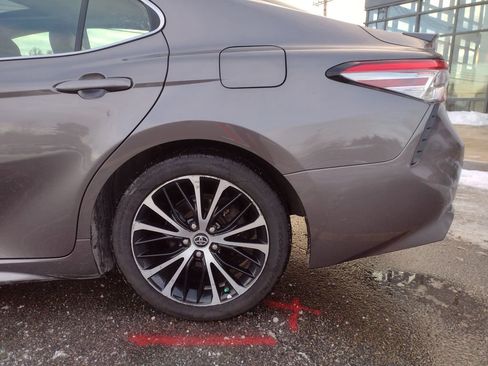 Used 2019 Toyota Camry SE image 4