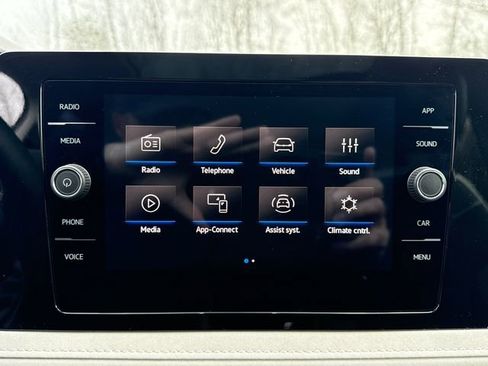 Certified 2025 Volkswagen Taos SE w/ Panoramic Sunroof Package image 18