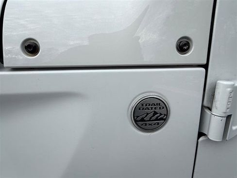 Used 2019 Jeep Wrangler Unlimited Sahara image 37