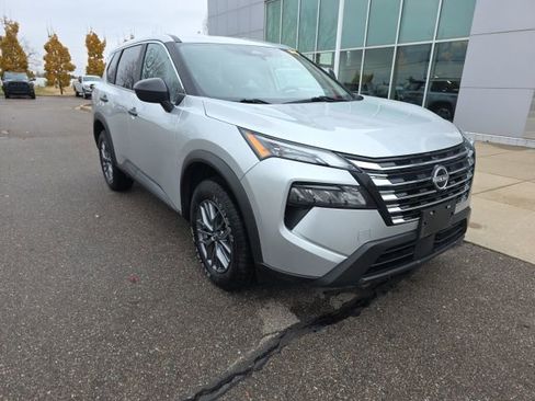 Used 2024 Nissan Rogue S AWD/4WD image 3