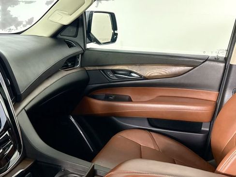 Used 2020 Cadillac Escalade Luxury image 40