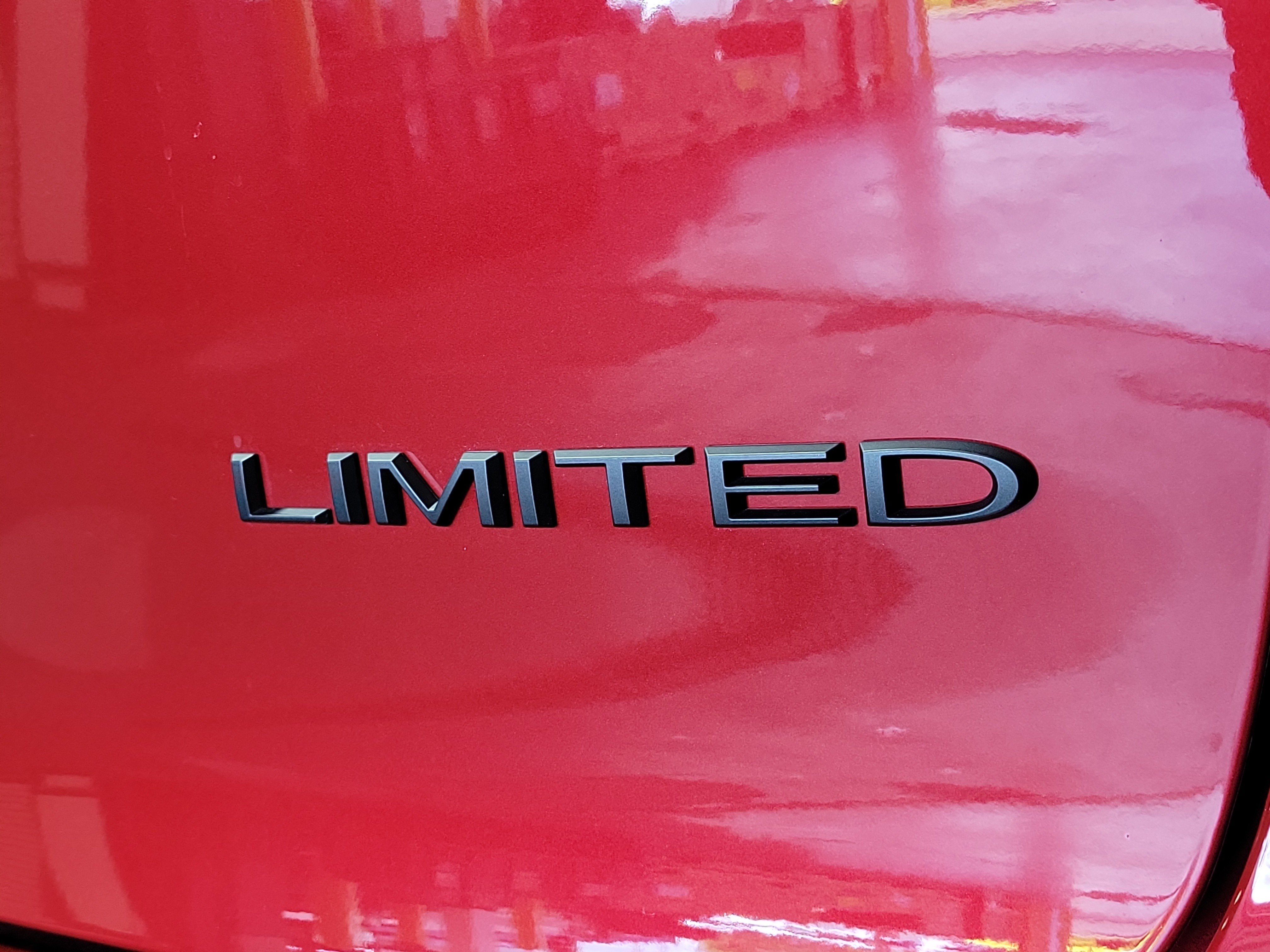 Used 2026 Chrysler Pacifica Limited w/ S Appearance Package FWD image 7