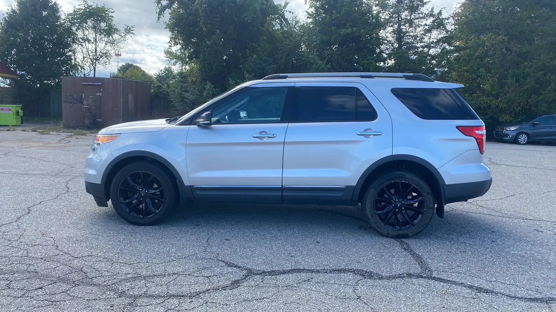 Used 2015 Ford Explorer XLT w/ Equipment Group 202B AWD/4WD image 2