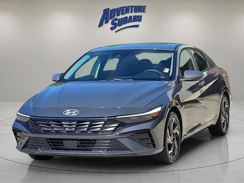 Used 2025 Hyundai Elantra SEL FWD image 2