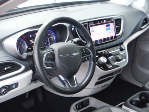 Used 2021 Chrysler Pacifica Touring-L w/ Uconnect Theater Family Group FWD image 13