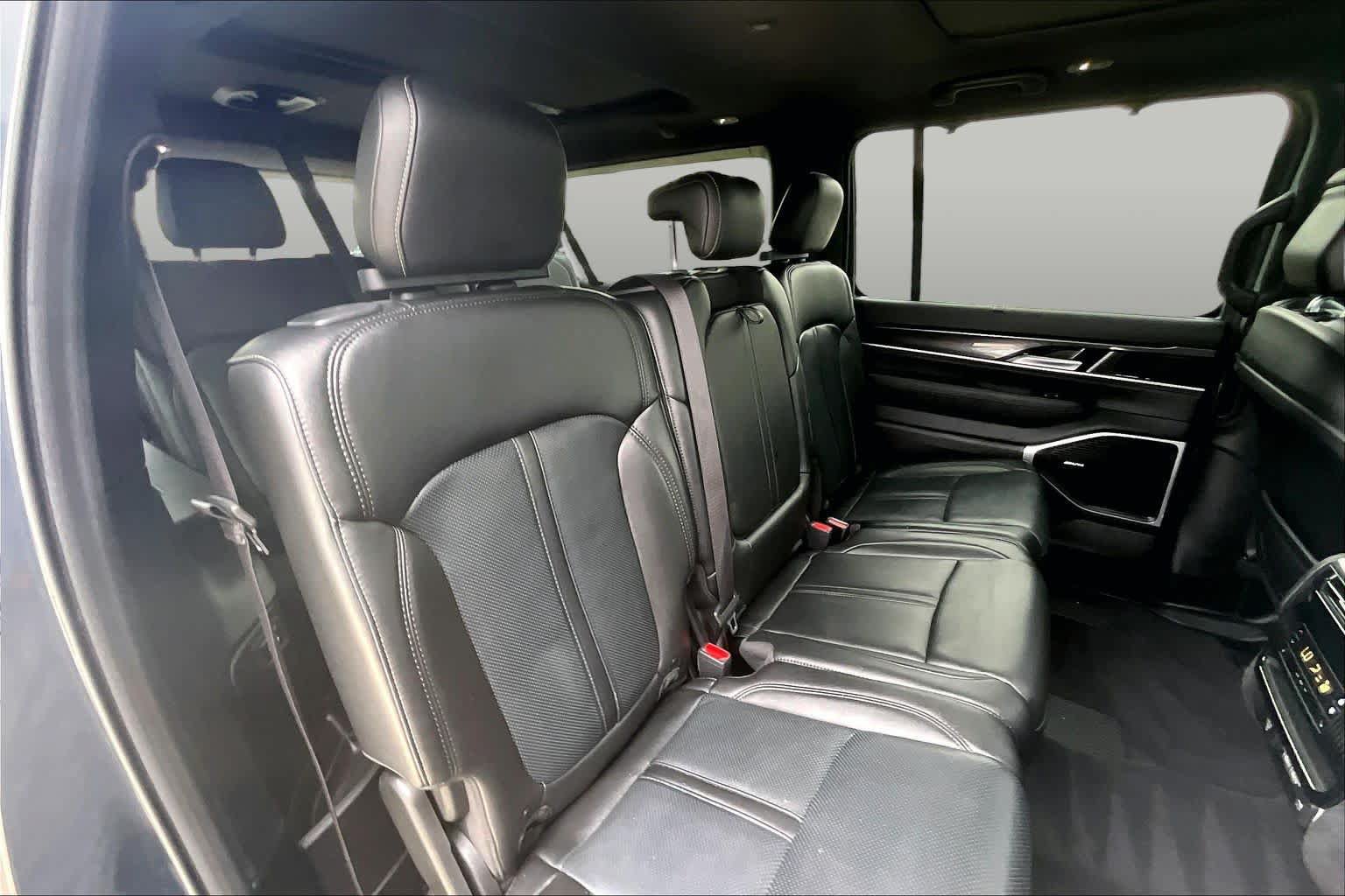 Used 2024 Jeep Wagoneer L 2WD w/ Premium Group I image 18