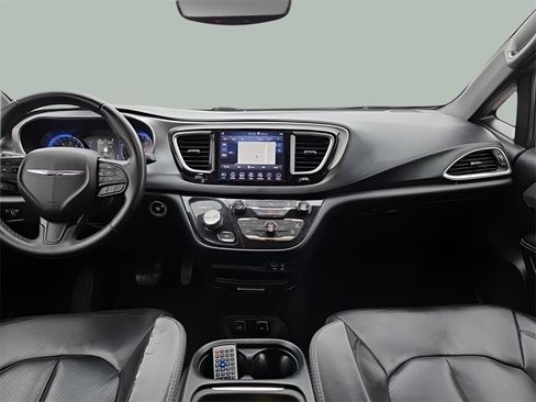 Used 2018 Chrysler Pacifica Touring-L w/ Premium Audio Group image 12