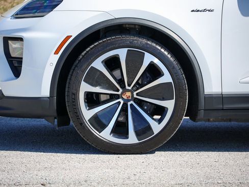 Certified 2025 Porsche Macan 4 Electric image 29