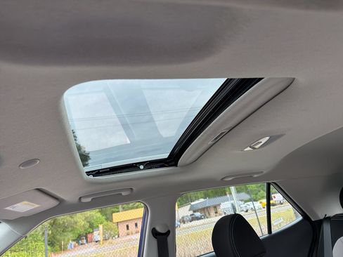 Used 2025 Hyundai Venue SEL FWD image 19