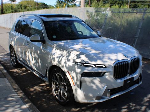 Used 2025 BMW X7 xDrive40i AWD/4WD image 4