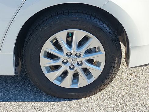 Used 2015 Toyota Prius Prime Advanced image 33