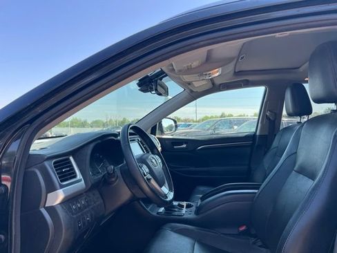 Used 2015 Toyota Highlander Limited w/ Driver Technology Package AWD/4WD image 24