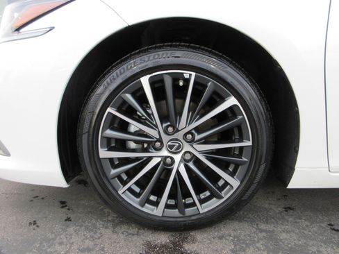 Used 2025 Lexus ES 300h w/ Premium Package image 51