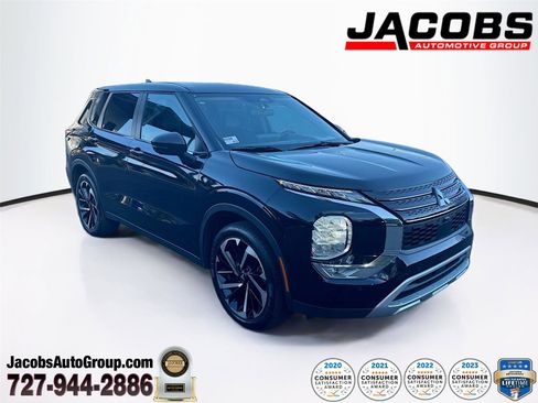 Used 2024 Mitsubishi Outlander SE image 1