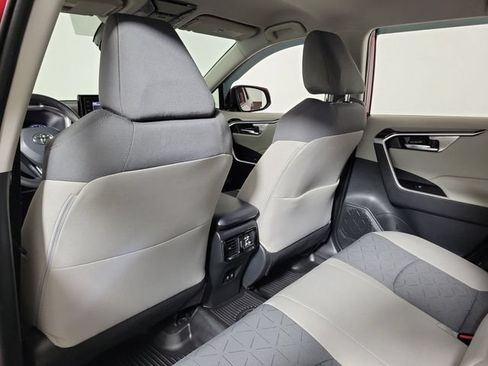 Used 2021 Toyota RAV4 XLE AWD/4WD image 11