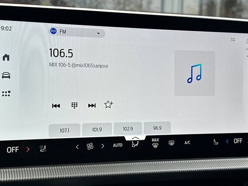 Used 2025 Ford Explorer ST-Line w/ Premium Package image 18