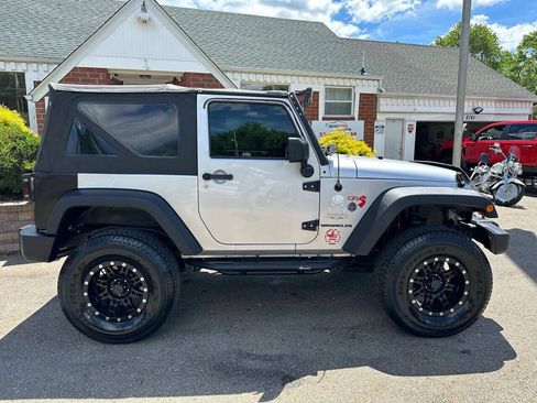 Used 2012 Jeep Wrangler Sahara AWD/4WD image 9