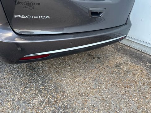 Used 2023 Chrysler Pacifica Touring-L image 14