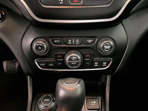 Used 2019 Jeep Cherokee Latitude Plus w/ Comfort/Convenience Group image 15