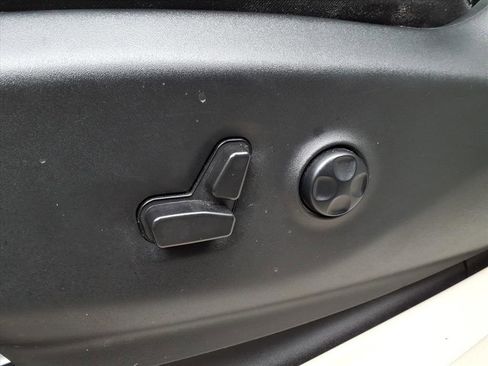 Used 2024 Chrysler Pacifica Touring-L image 4