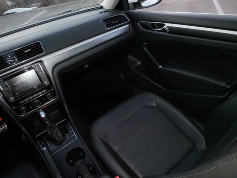 Used 2017 Volkswagen Passat 1.8T R-Line image 11